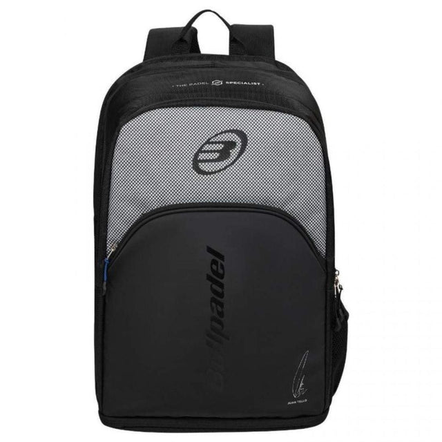 Vooraanzicht van de zwarte Bullpadel Backpack Vertex 2026 met grijs bovenpaneel.