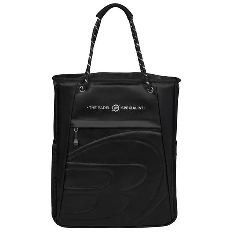 Vooraanzicht van de zwarte Bullpadel Backpack W 26 met gevlochten draagbanden.