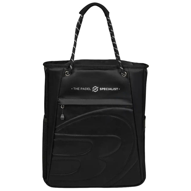 Vooraanzicht van de zwarte Bullpadel Backpack W 26 met gevlochten draagbanden.