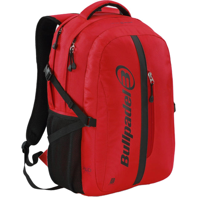 Schuin vooraanzicht van de rode Bullpadel Backpack XPLO met zwarte zijpanelen.