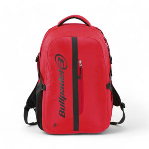 Vooraanzicht van de rode Bullpadel Backpack XPLO met zwart logo en ritsvak.