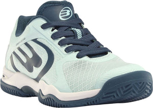 Schuin vooraanzicht van de Bullpadel Beker W 24i Light Blue met donkerblauwe veters en logo