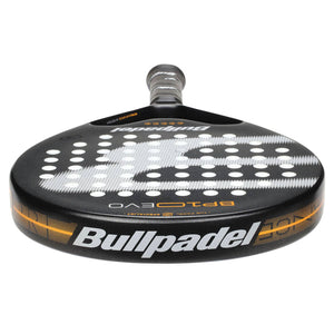 Bovenaanzicht van het Bullpadel BP10 EVO 25 met witte Bullpadel-opdruk op de framerand