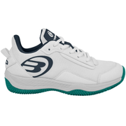 Zijaanzicht van de Bullpadel Buker Junior 25I in wit met donkerblauw logo en groene zoolrand