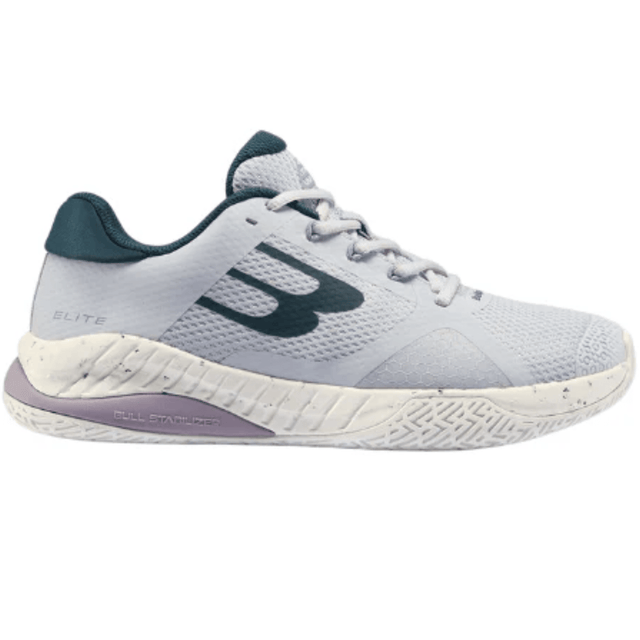 Zijaanzicht van de Bullpadel Elite 24i in lichtgrijs met donkerblauw logo en cremekleurige zool