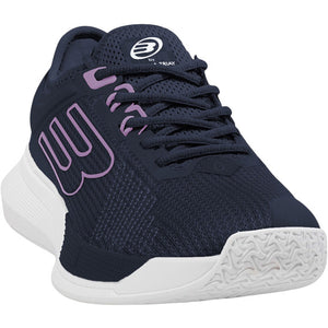 Schuin vooraanzicht van de donkerblauwe Bullpadel Elite 26V W met lila logo