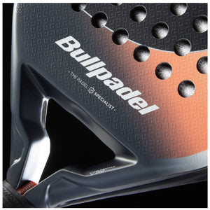 Detail van het hart van het Bullpadel Elite W 26 met witte Bullpadel-opdruk