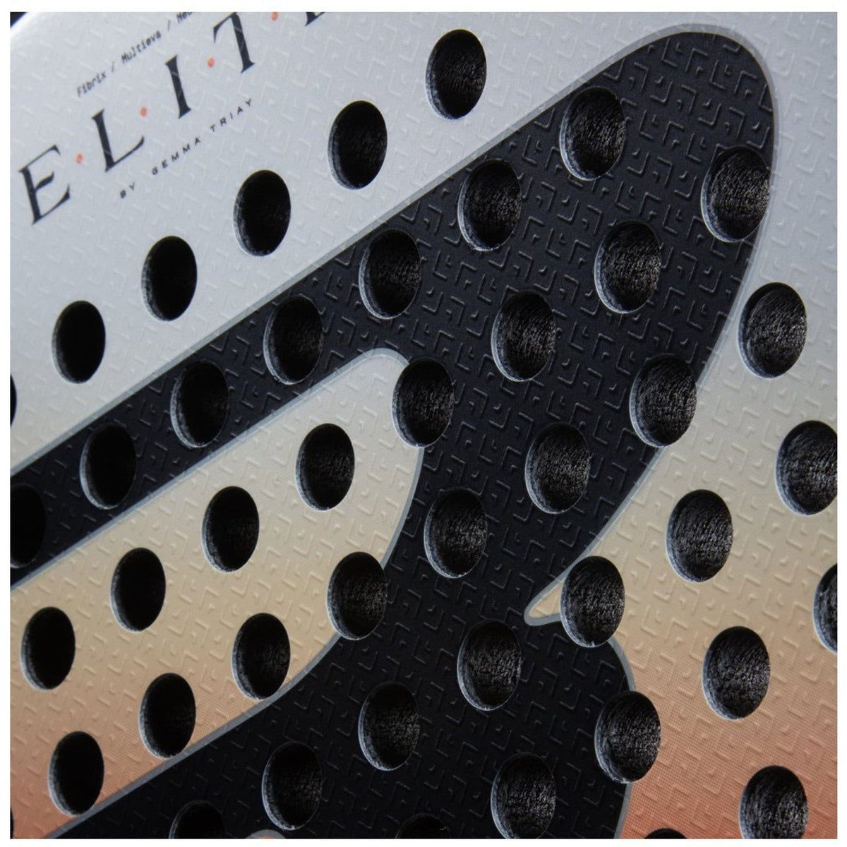 Close-up van het ruwe slagvlak van het Bullpadel Elite W 26 in zwart en gebroken wit