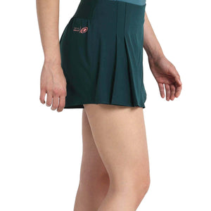 Zijaanzicht van de donker petrolkleurige Bullpadel Epico rok met logo op de taille