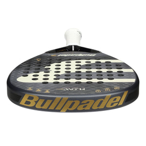 Bovenaanzicht van het Bullpadel Flow Legend 26 met gouden merkopdruk op de framerand