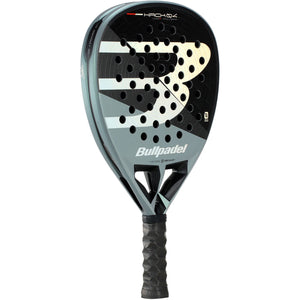 Bullpadel HACK 04 26 padelracket schuin vooraanzicht, diamantvorm in grijs en wit