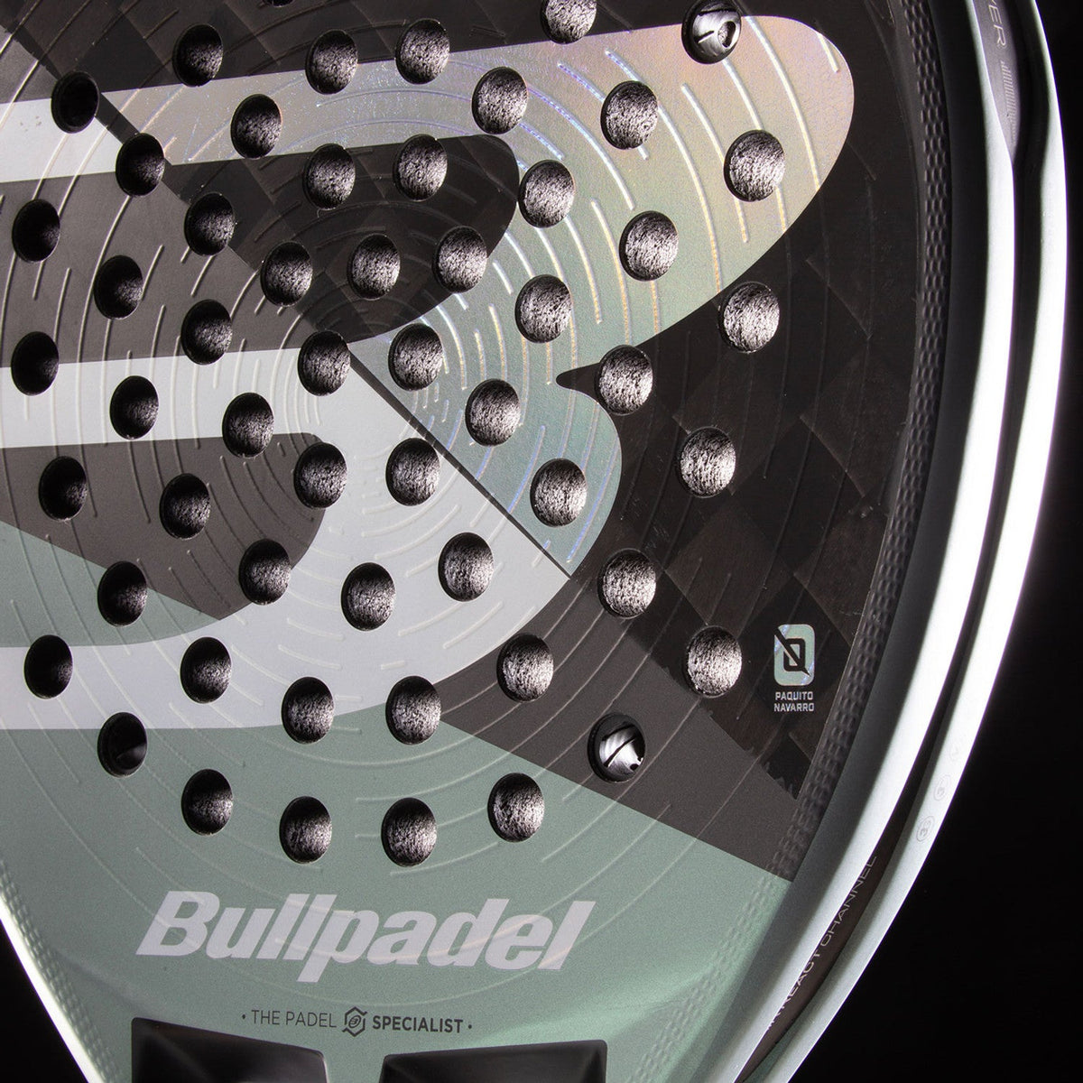 Close-up van het slagvlak van het Bullpadel HACK 04 26 met zilveren Bullpadel-opdruk