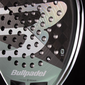 Close-up van het slagvlak van het Bullpadel HACK 04 26 met zilveren Bullpadel-opdruk