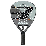 Bullpadel HACK 04 Comfort 26 padelracket in grijs met zwart slagvlak, vooraanzicht