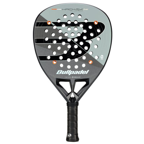 Bullpadel HACK 04 Comfort 26 padelracket in grijs met zwart slagvlak, vooraanzicht