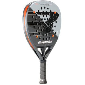 Bullpadel HACK 04 Comfort 26 schuin vooraanzicht, diamantvorm in grijs met oranje