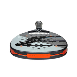 Bovenaanzicht van het Bullpadel HACK 04 Comfort 26 met oranje rand langs het frame
