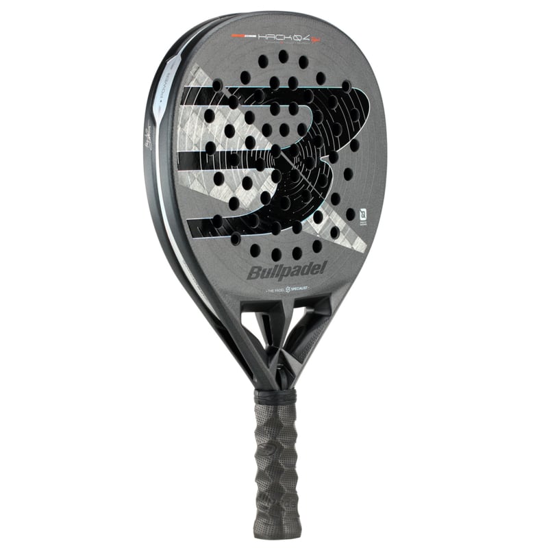 Bullpadel HACK 04 Hybrid 26 schuin vooraanzicht, hybridevorm in grijs en zilver