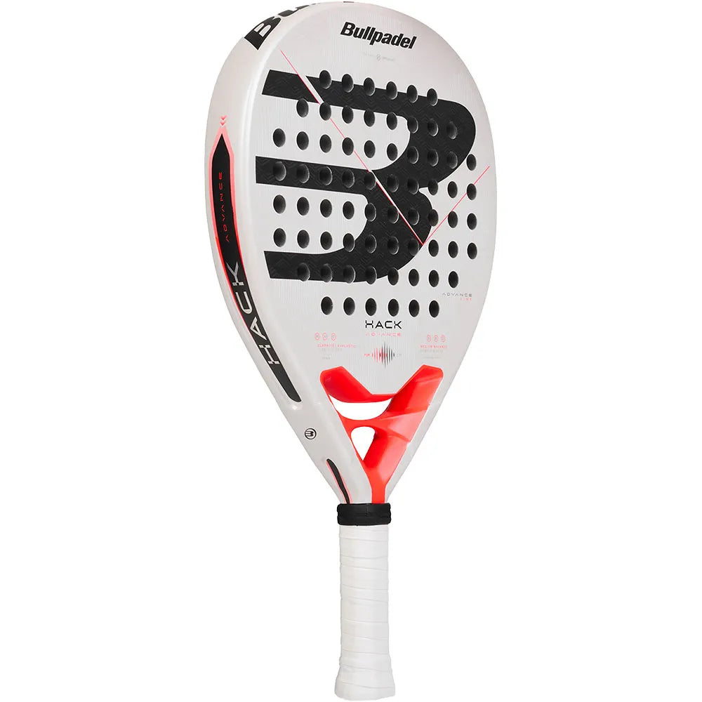 Bullpadel Hack Advance 26 padelracket schuin vooraanzicht, diamantvorm in wit