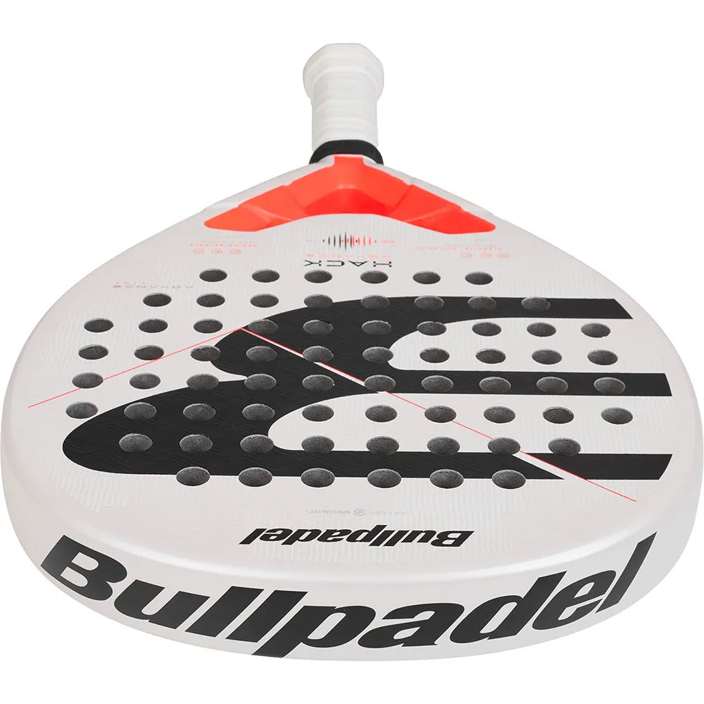 Bovenaanzicht van het Bullpadel Hack Advance 26 met wit slagvlak en Bullpadel-logo