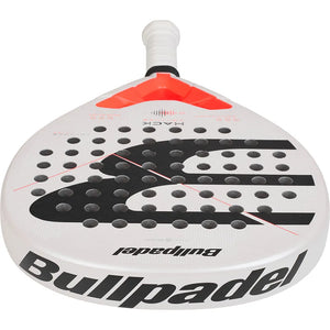 Bovenaanzicht van het Bullpadel Hack Advance 26 met wit slagvlak en Bullpadel-logo
