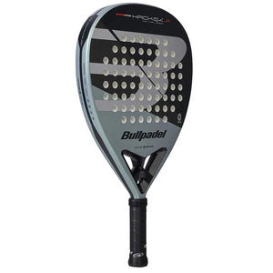 Bullpadel Hack JR 26 padelracket voor kinderen schuin vooraanzicht, diamantvorm in grijs