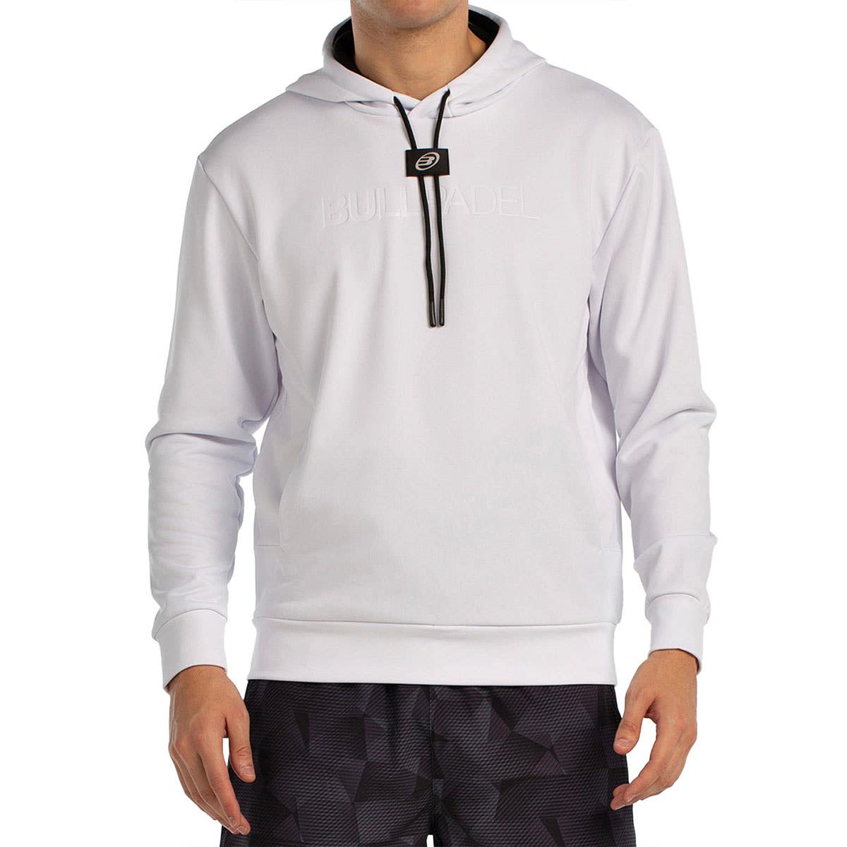 Vooraanzicht van de witte Bullpadel Hoodie Binee met zwart trekkoord in de capuchon
