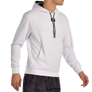 Schuin vooraanzicht van de witte Bullpadel Hoodie Binee met logo op de borst