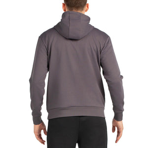 Achterzijde van de grijspaarse Bullpadel Hoodie Binee met capuchon op het model
