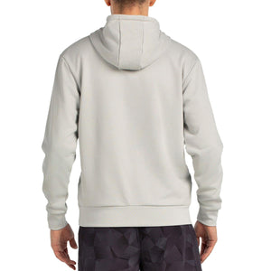 Achterzijde van de lichtgrijze Bullpadel Hoodie Binee met capuchon op het model