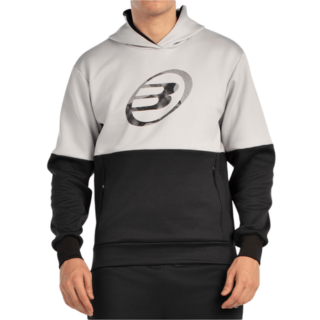 Vooraanzicht van de grijs met zwarte Bullpadel Hoodie Boyal met groot logo