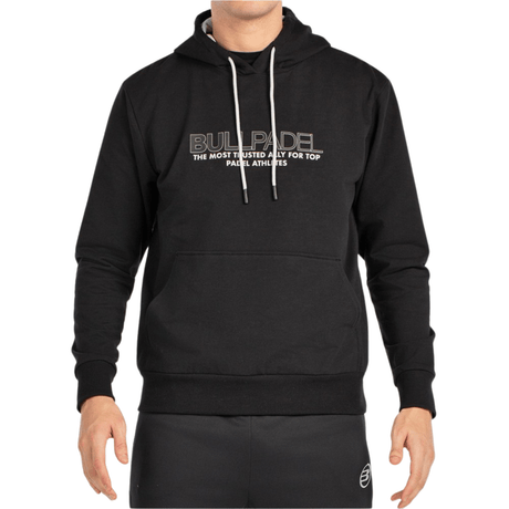 Vooraanzicht van de zwarte Bullpadel Hoodie Boyen met wit trekkoord en buidelzak