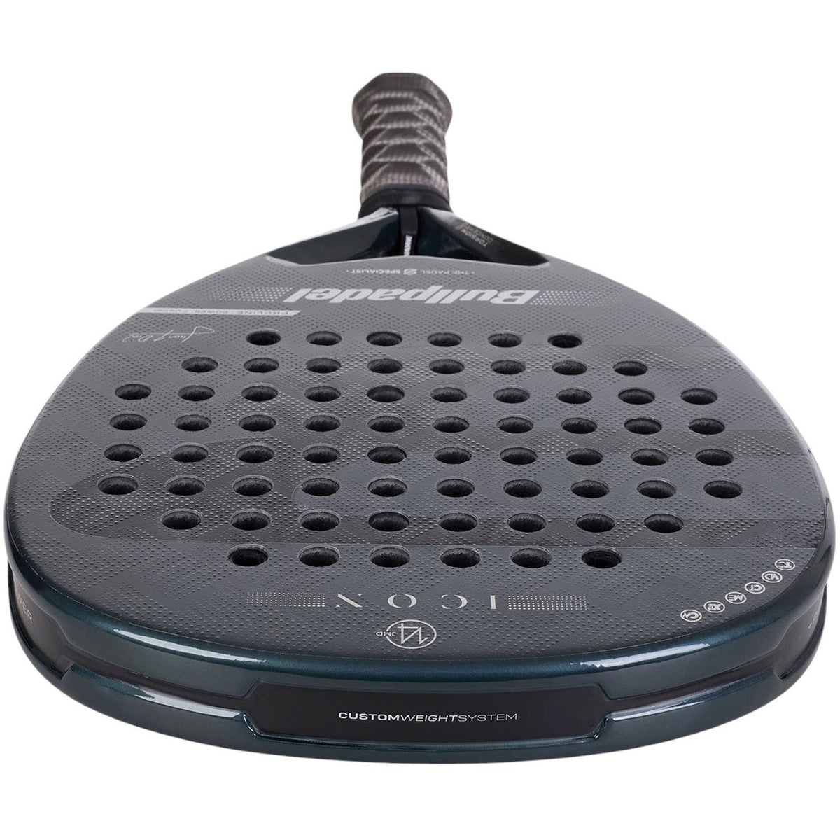 Bovenaanzicht van het Bullpadel Icon 25 met de opdruk ICON op de framerand