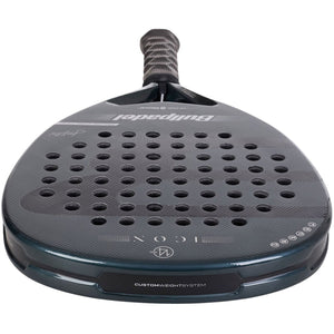 Bovenaanzicht van het Bullpadel Icon 25 met de opdruk ICON op de framerand
