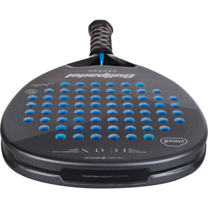 Achterzijde van het Bullpadel Icon Cloud 25 in zwart met blauw stippenpatroon