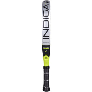 Zijaanzicht van het Bullpadel Indiga Control 26 met Indiga-opdruk op het frame