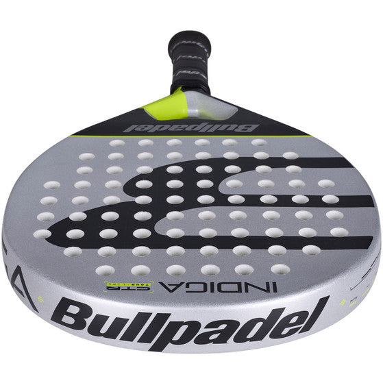 Bovenaanzicht van het Bullpadel Indiga Control 26 met Bullpadel-logo op de framerand