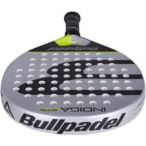 Bovenaanzicht van het Bullpadel Indiga Control 26 met Bullpadel-logo op de framerand