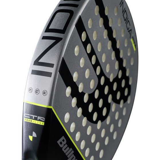 Close-up van het slagvlak van het Bullpadel Indiga Control 26 met gaten en logo
