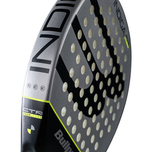 Close-up van het slagvlak van het Bullpadel Indiga Control 26 met gaten en logo
