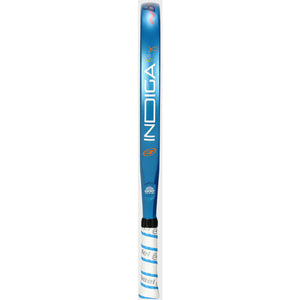 Zijaanzicht van het blauwe Bullpadel Indiga Junior 26 met Indiga-opdruk op het frame