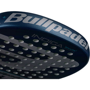 Close-up van de bovenzijde van het Bullpadel Indiga Power 26 met Bullpadel-logo