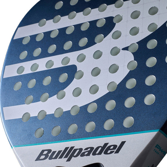 Close-up van het slagvlak van het Bullpadel Indiga Power 26 met gaten en logo
