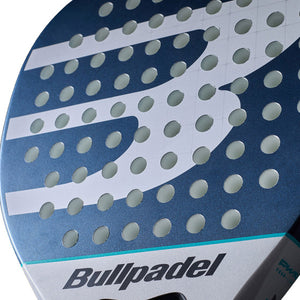 Close-up van het slagvlak van het Bullpadel Indiga Power 26 met gaten en logo