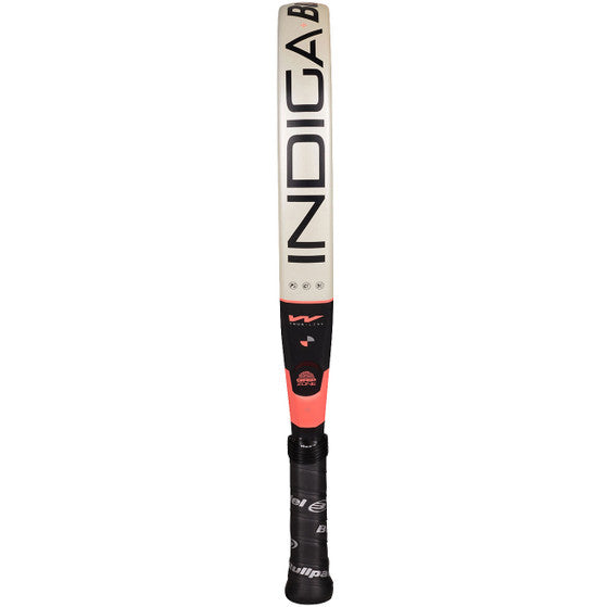 Zijaanzicht van het Bullpadel Indiga W 26 met Indiga-opdruk op het frame