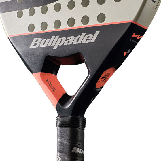 Detail van het hart van het Bullpadel Indiga W 26 met koraalrode accenten