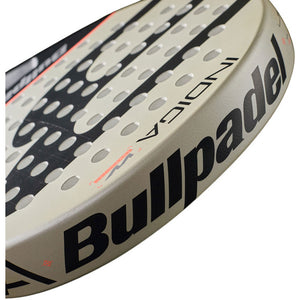 Detail van de framerand van het Bullpadel Indiga W 26 met Bullpadel-wordmark