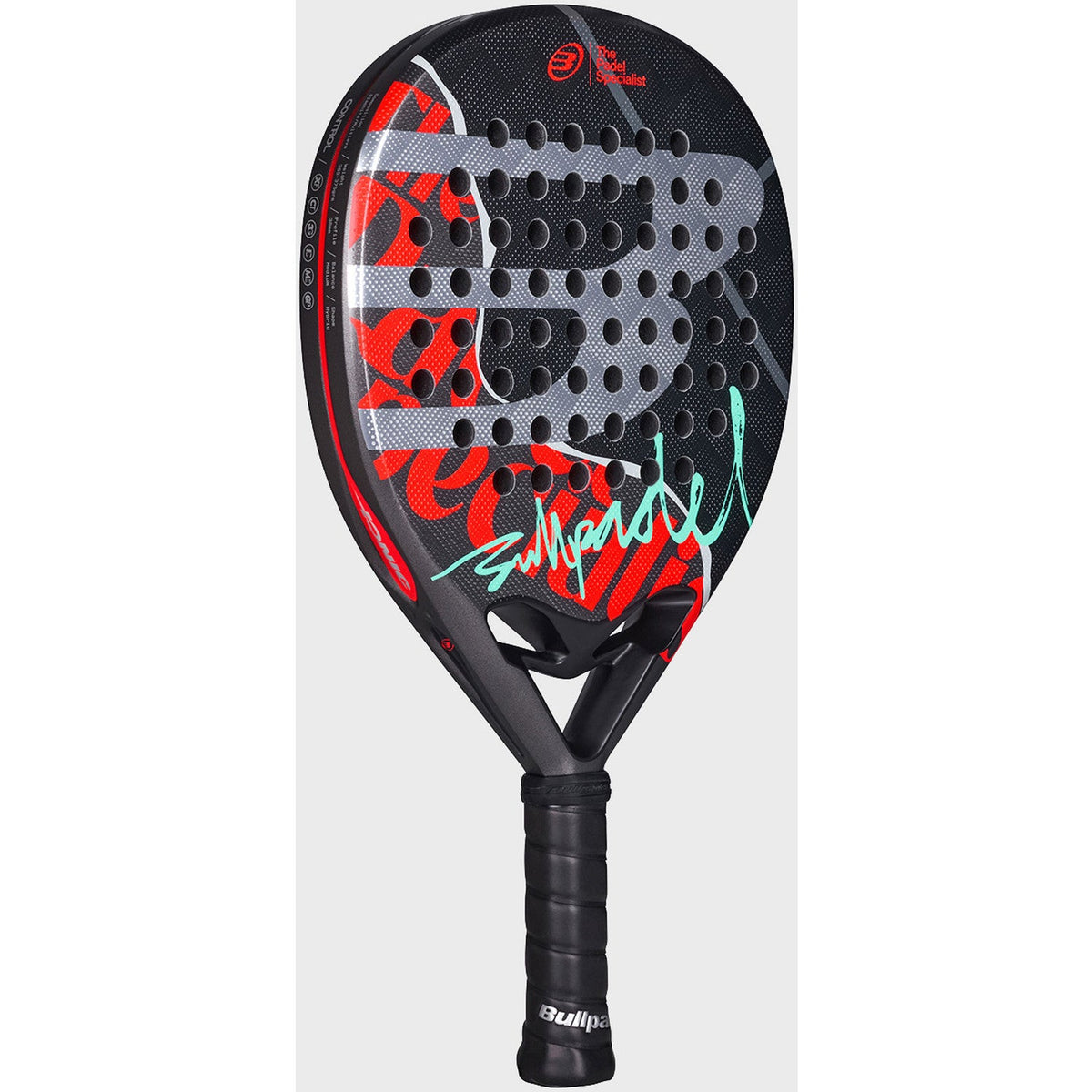 Bullpadel Ionic Control 26 schuin vooraanzicht, rondvorm in zwart met rode vlakken