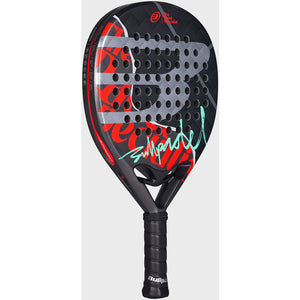 Bullpadel Ionic Control 26 schuin vooraanzicht, rondvorm in zwart met rode vlakken