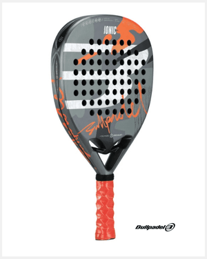 Bullpadel IONIC POWER 25 schuin vooraanzicht, diamantvorm in grijs met zwart vlak